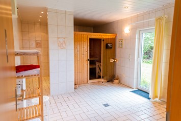 Glamping: großer Duschraum.
Sauna mit Anmeldung und Gebühr - Ur Laub`s Hof